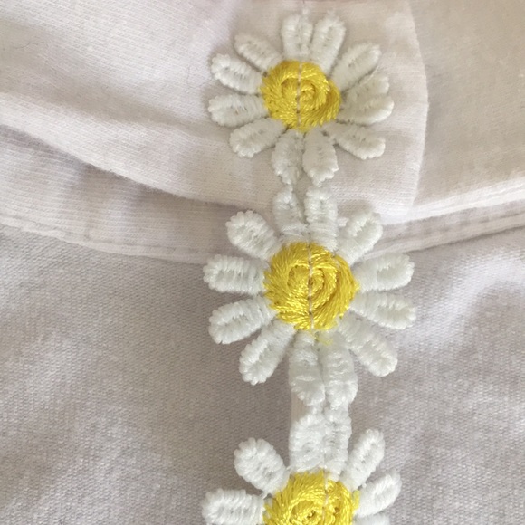 Halter top with daisy accent - Picture 2 of 5